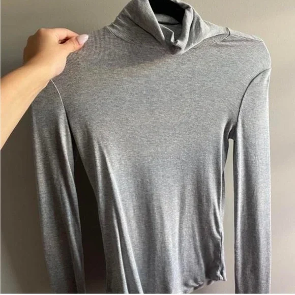Aritzia long sleeve turtle neck Sundays best fits like a small - Picture 1 of 1